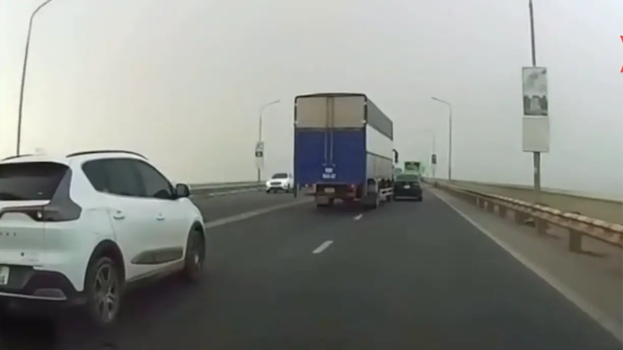 Xe tải gây tai nạn do chuyển làn ẩu